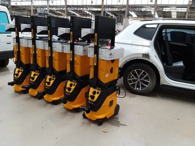 Equipamentos Mirka de lixamento sem pó ao lado de veículos na Pintura de Prata