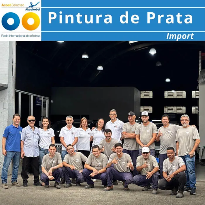 Equipe da Pintura de Prata Import reunida em frente à oficina, em Santos