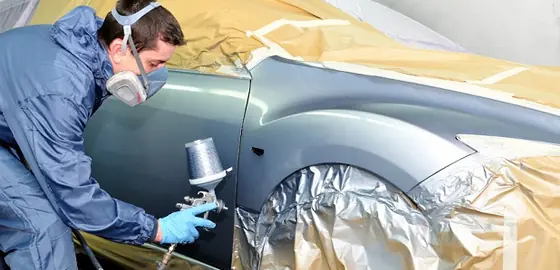 Funileiro preparando a lateral de um carro para o reparo