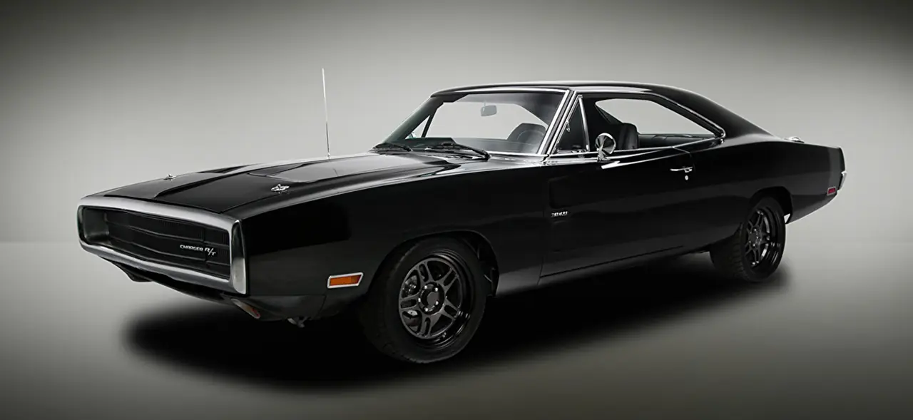 Carro clássico preto com pintura espelhada, símbolo do acabamento da Pintura de Prata Import