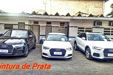 Três veículos Audi em frente à fachada da Pintura de Prata, em Santos