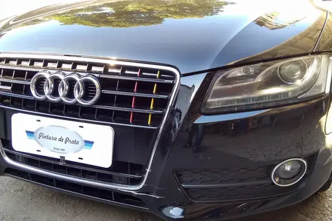 Dianteira de um Audi preto com placa da Pintura de Prata