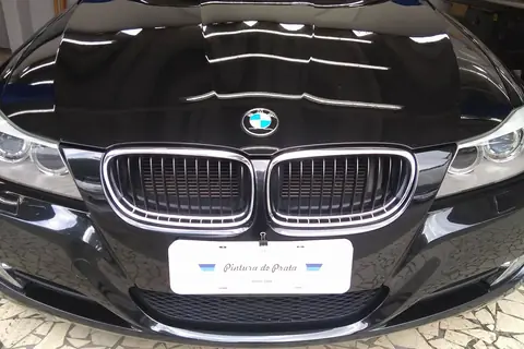 BMW preta vista de frente no pátio da Pintura de Prata