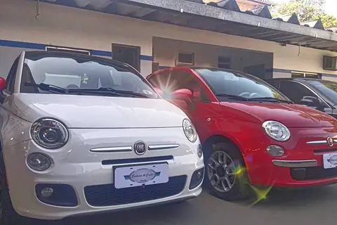 Fiat 500 branco e Fiat 500 vermelho lado a lado na oficina