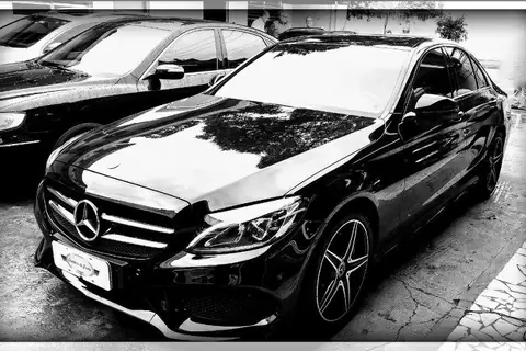Mercedes-Benz preta estacionada no pátio da oficina
