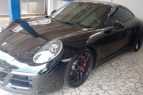Porsche 911 preto no pátio da oficina