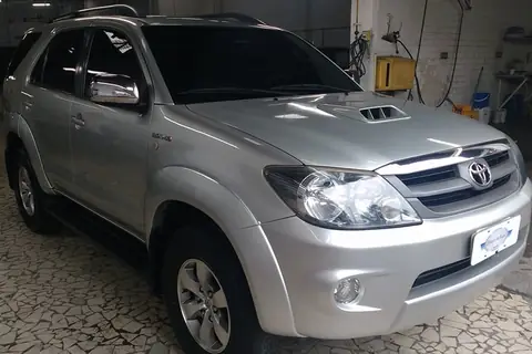 Toyota SW4 prata dentro da oficina