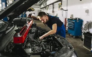Mecânico trabalhando no motor de um automóvel